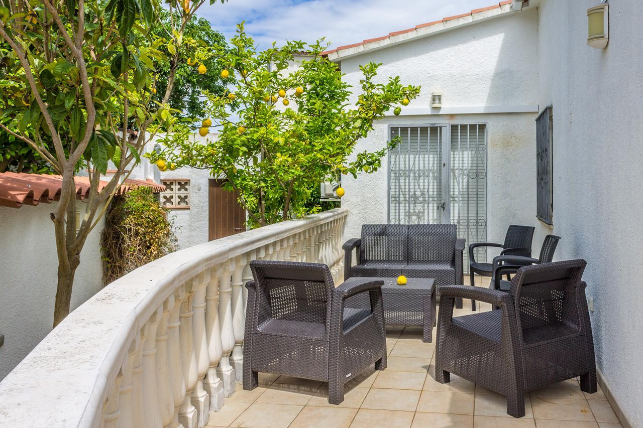 Holiday home Empurialola -encantadora Casa Con Jardin Cerca Del Centro -142 Empuriabrava