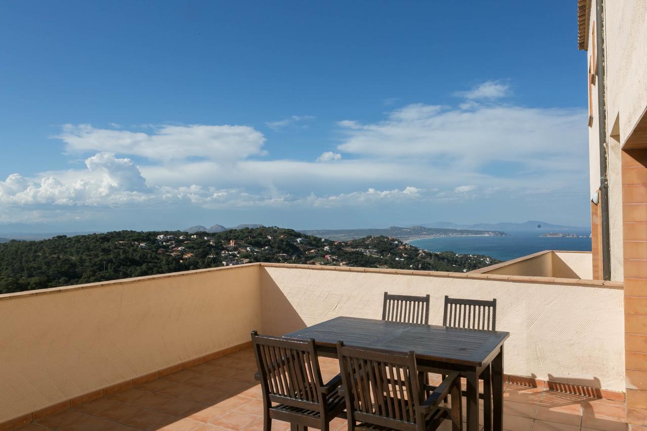 2 Bedroom Close To The Center Of Begur. Terrace And Panoramic Sea Views *