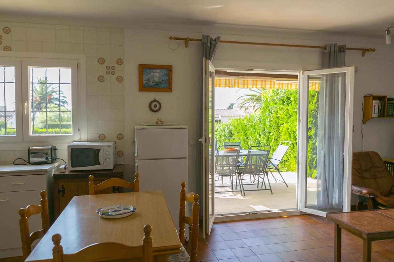 Apartamento 2 Bedroom Semi-detached House In Urb. Torre Gran, L'estartit. Great Garden And Community Pool *