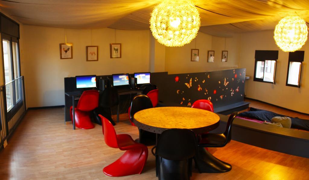 Hostal Equity Point Hostel Girona *