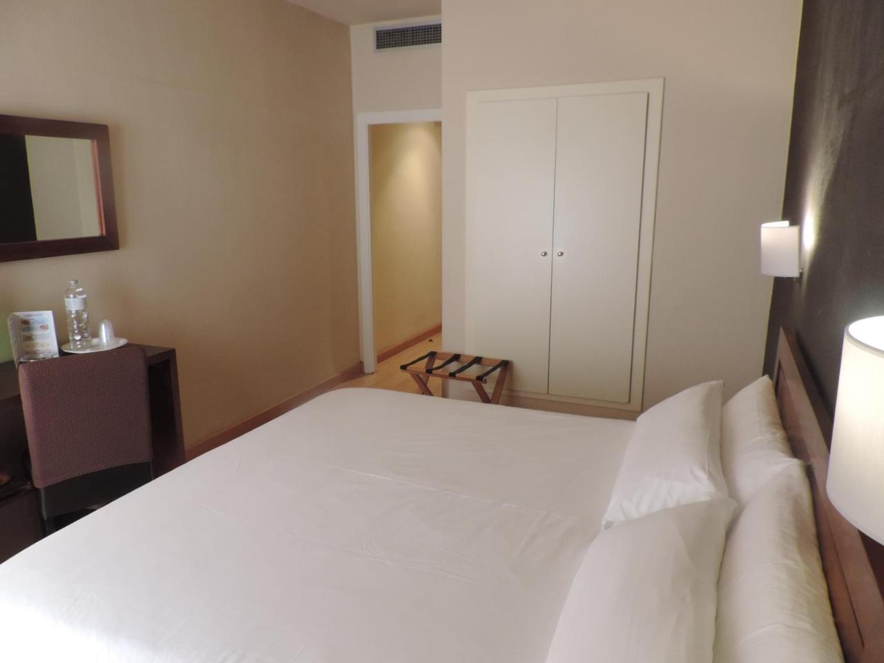 Puerta De Espana Hotel