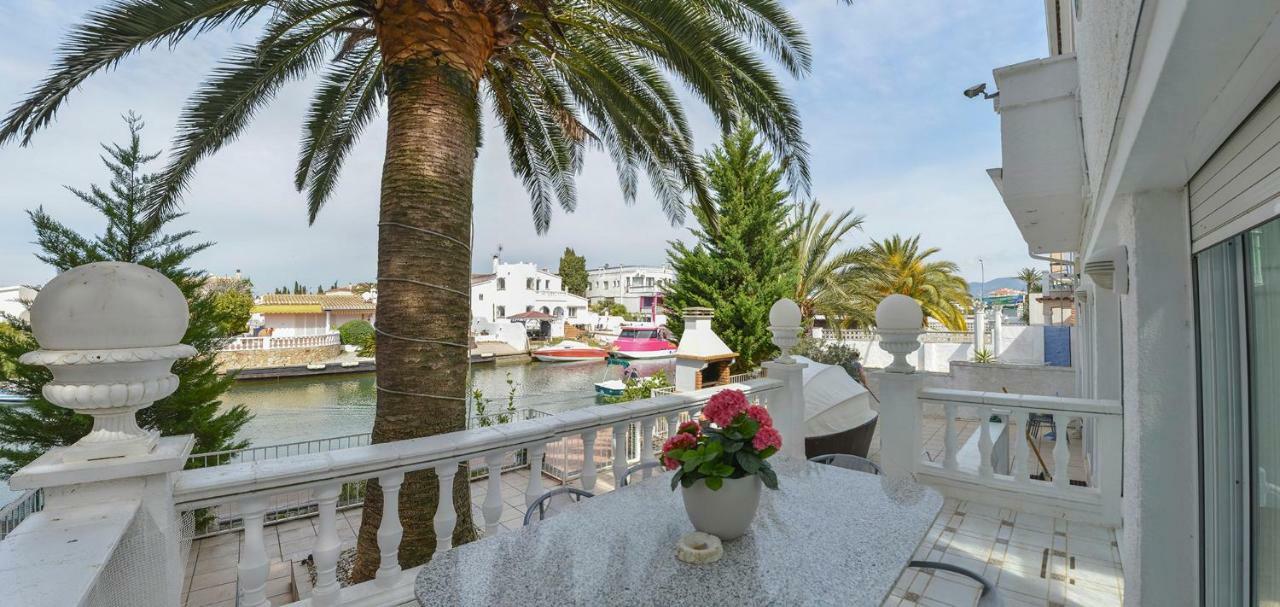 Requesens On Canal Сasa de vacaciones Ampuriabrava