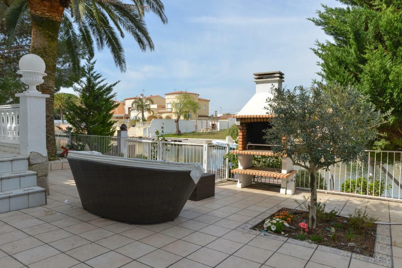 Requesens On Canal Ampuriabrava