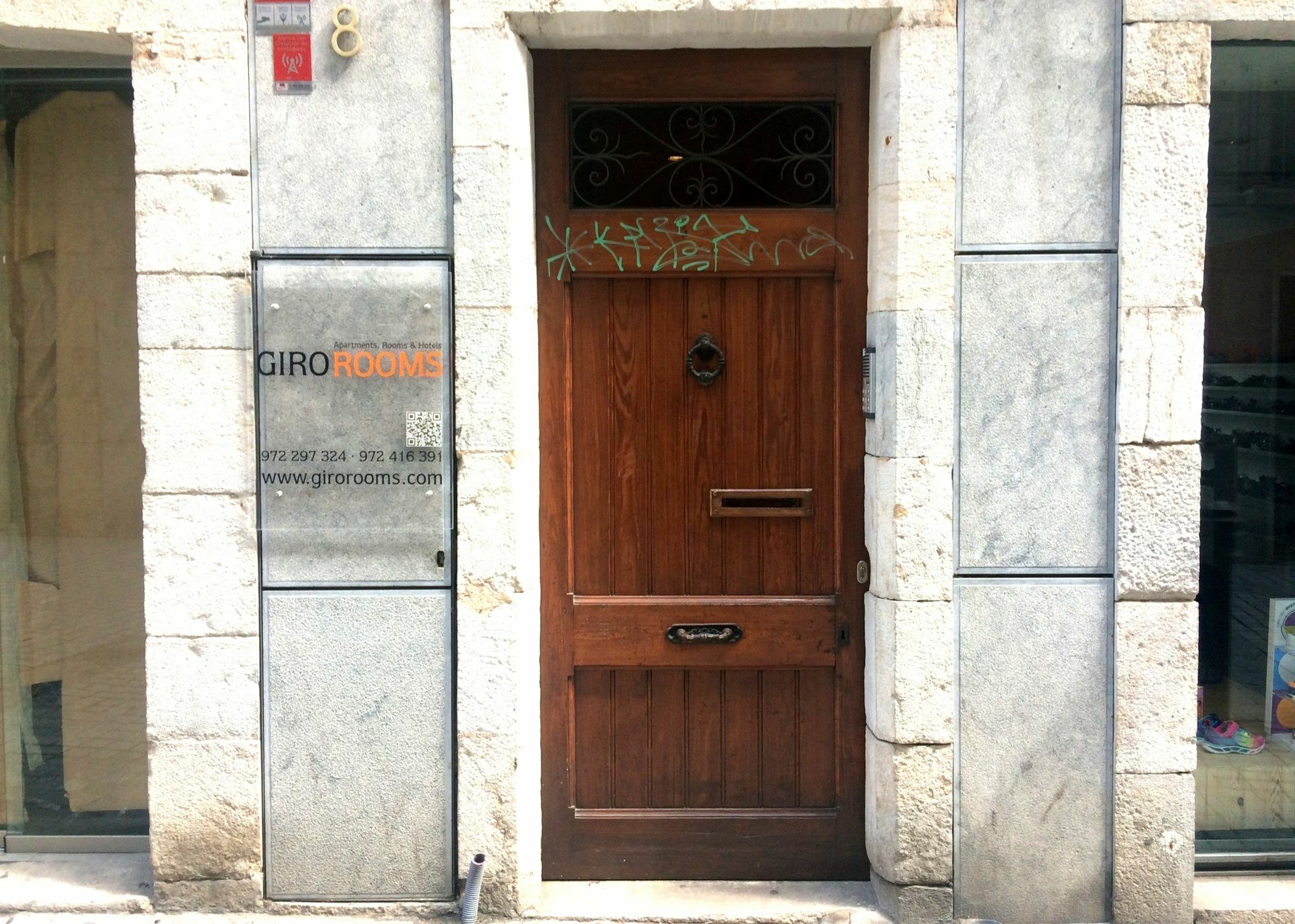 Moderno Sobre El Rio Hotel