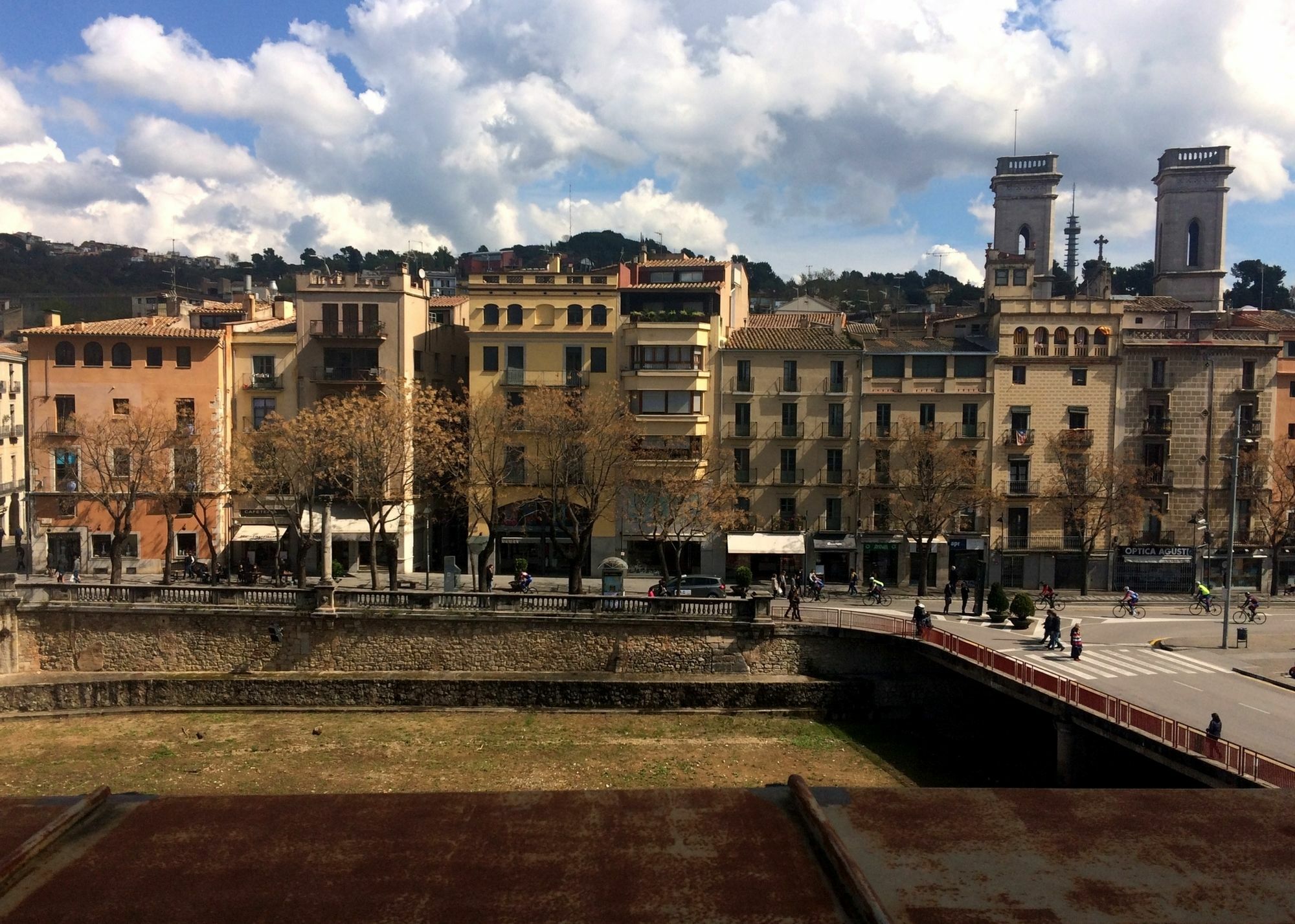 Moderno Sobre El Rio Hotel Girona