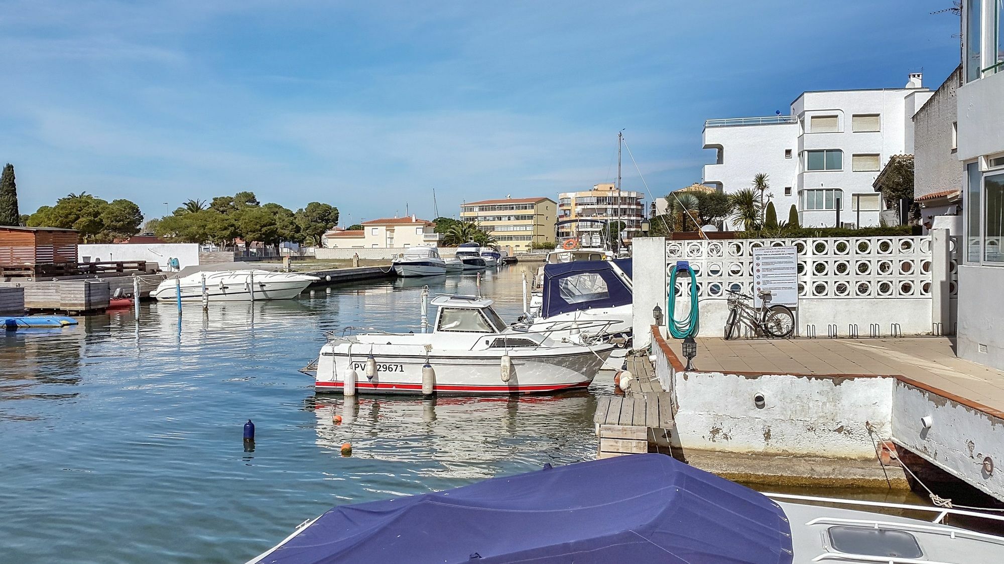 Dreamy Costa Brava With Pool, Balcony And Stunning View Of T Apartamento