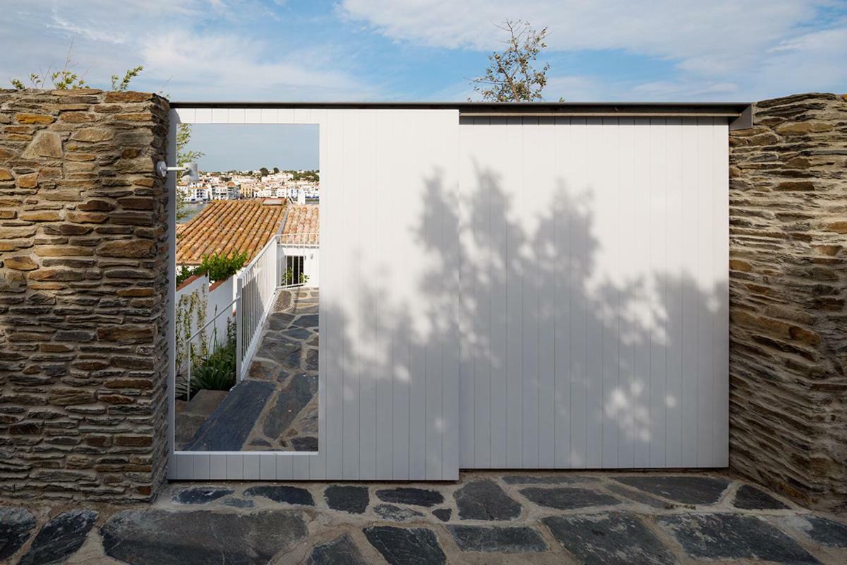 Centric Townhouse With Sea View - Casa Marta Cadaques