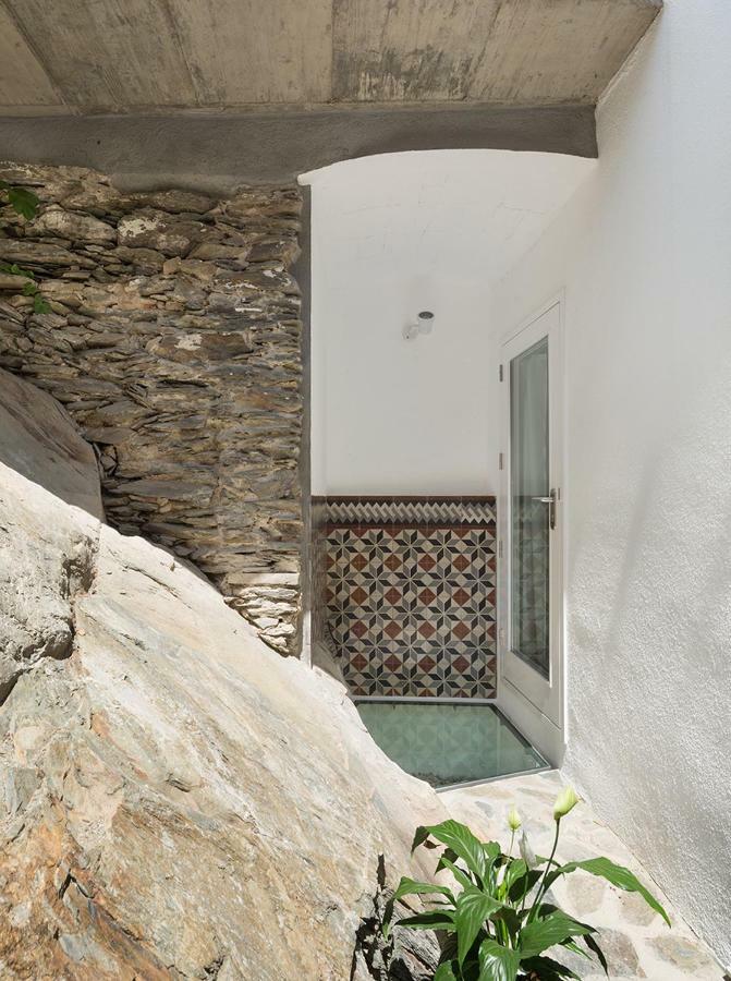 Centric Townhouse With Sea View - Casa Marta Cadaques