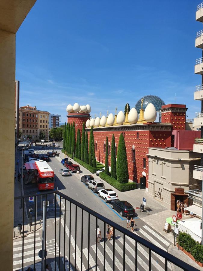 Enfrente Del Museo Dalí Figueras
