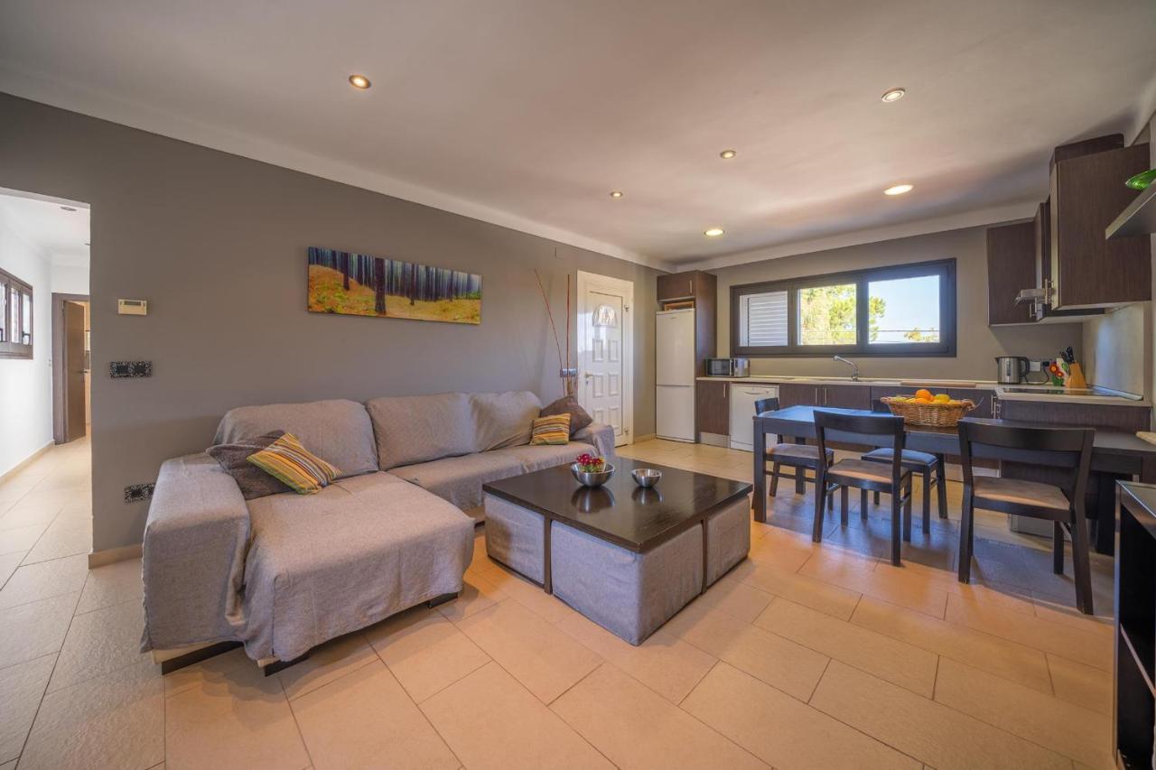Holiday House Jessica L'Escala