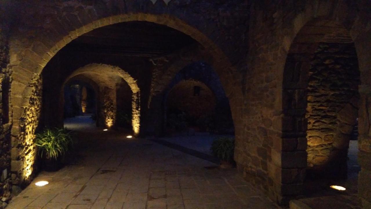 - - Felip * Monells