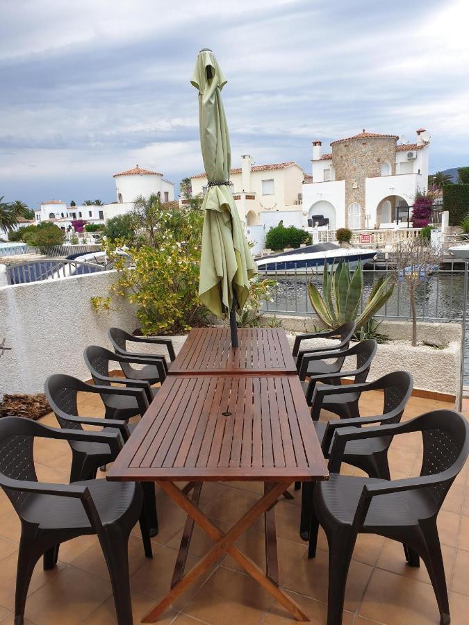 Casa Con Amarre Privado Ref 214 Сasa de vacaciones Ampuriabrava