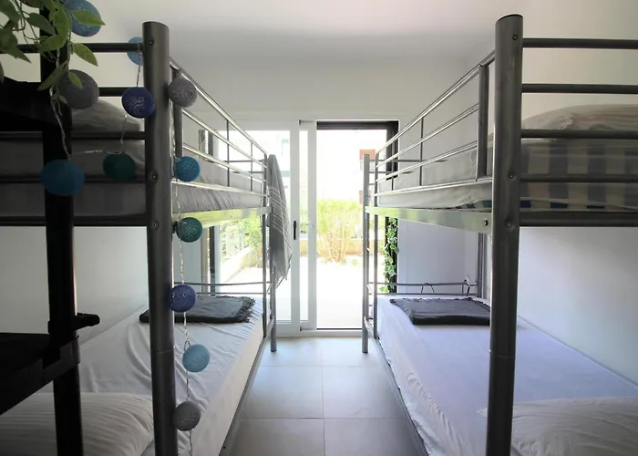 Apartamento Renovado A 20M De La Playa En Roses Con Terraza Y Parking - Es-228-124