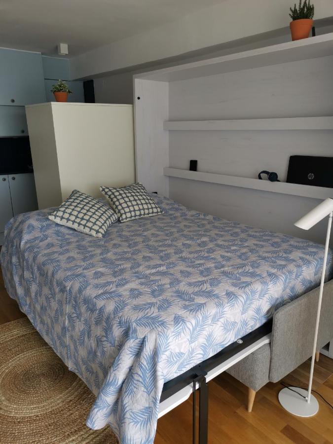 Blue Studio Apartment *