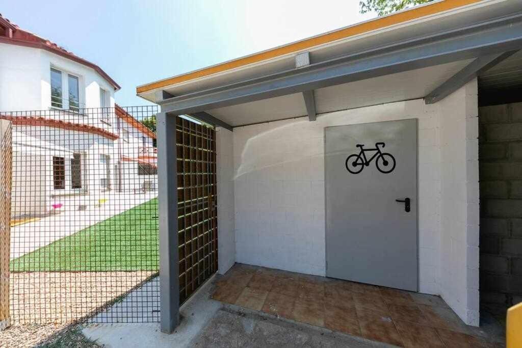 Newly Renovated W Pool & Bikeparking