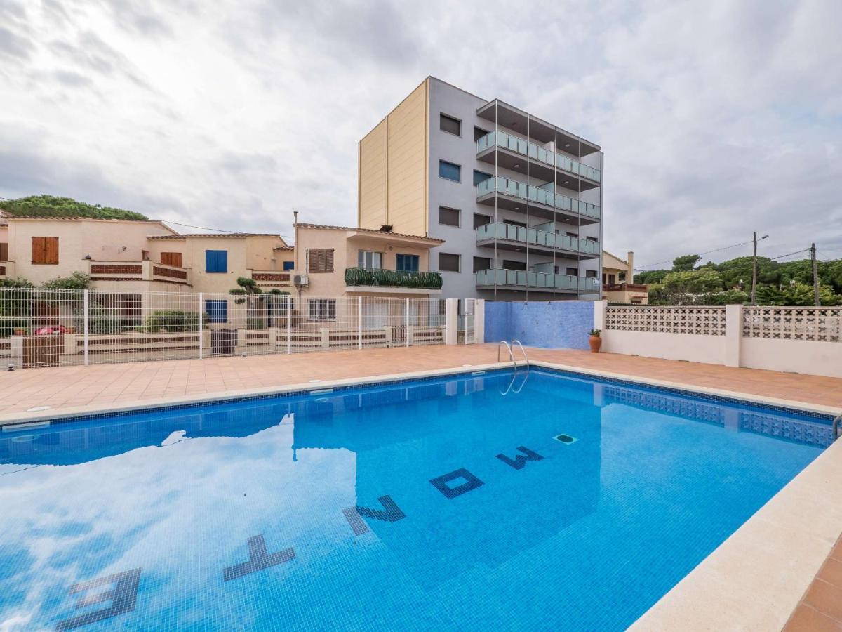 With Community Pool For 4 People Apartment *