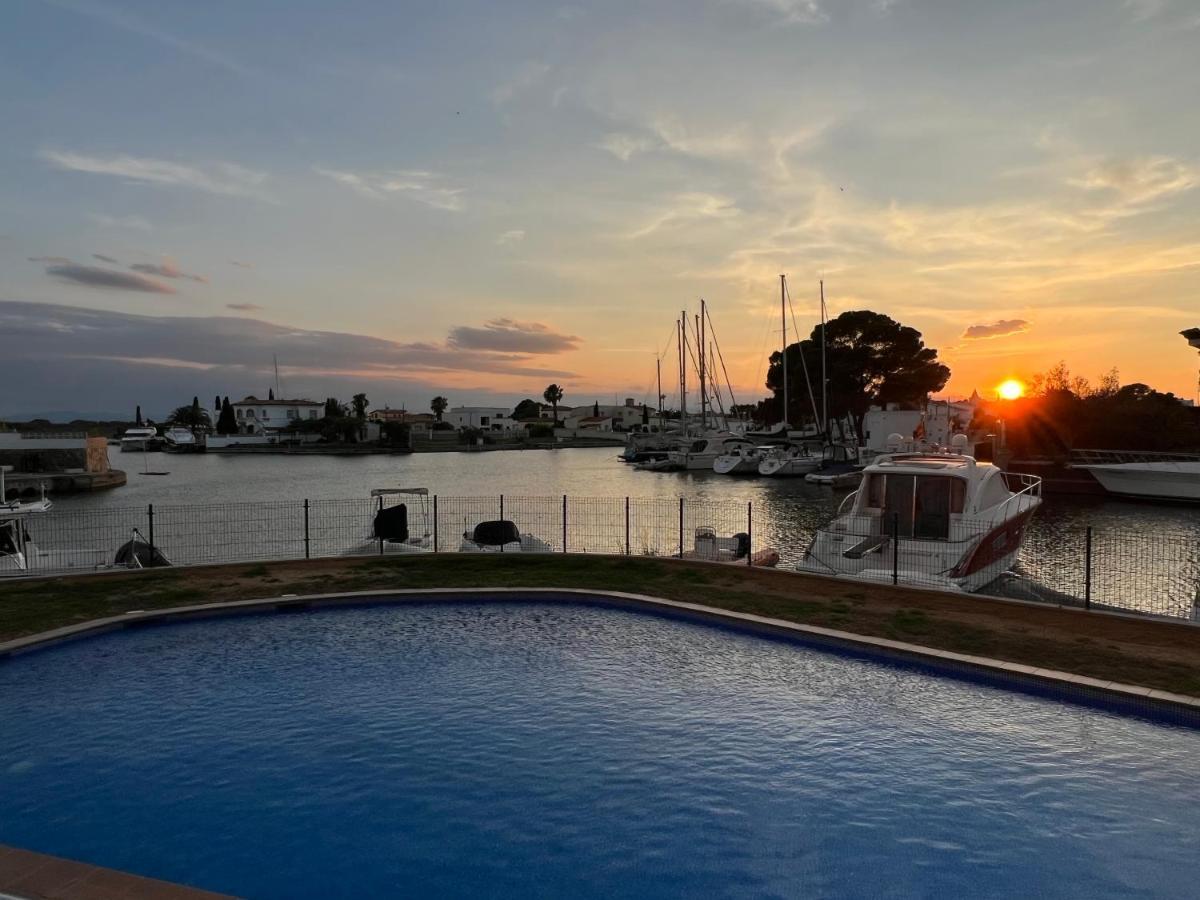 Blau Frente A Canales Y Puestas De Sol De Apartamento *