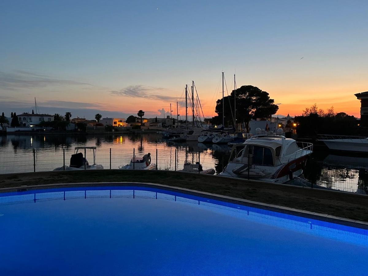 Blau Frente A Canales Y Puestas De Sol De Apartamento Rosas
