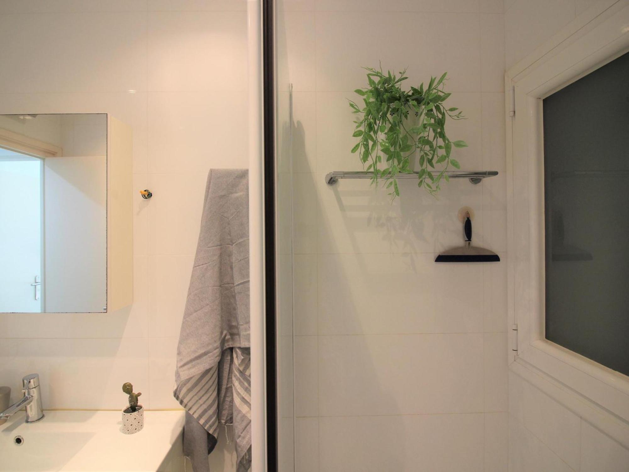 Apartamento Renovado A 20m De La Playa En Con Terraza Y Parking - Es-228-124 *