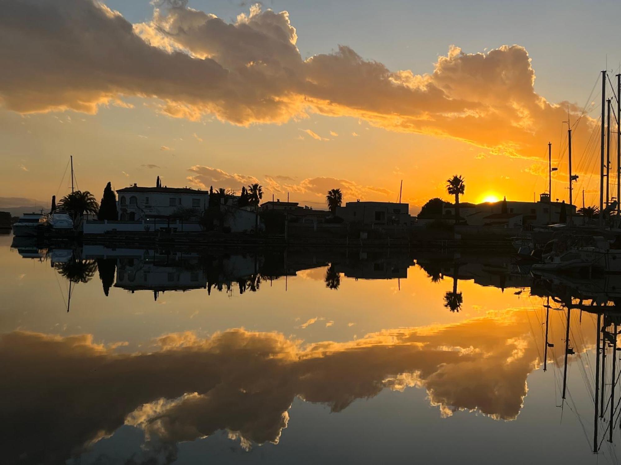 Blau Frente A Canales Y Puestas De Sol De Apartamento Rosas