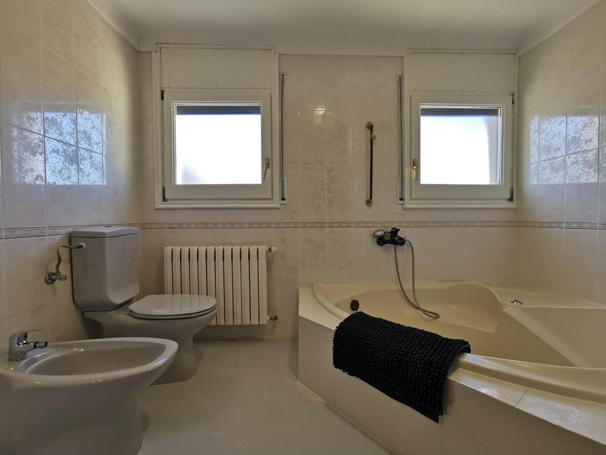 Apartamento Acogedor A 400m De La Playa En Llanca, Con Terraza Y Bano Hidromasaje - Es-89-135