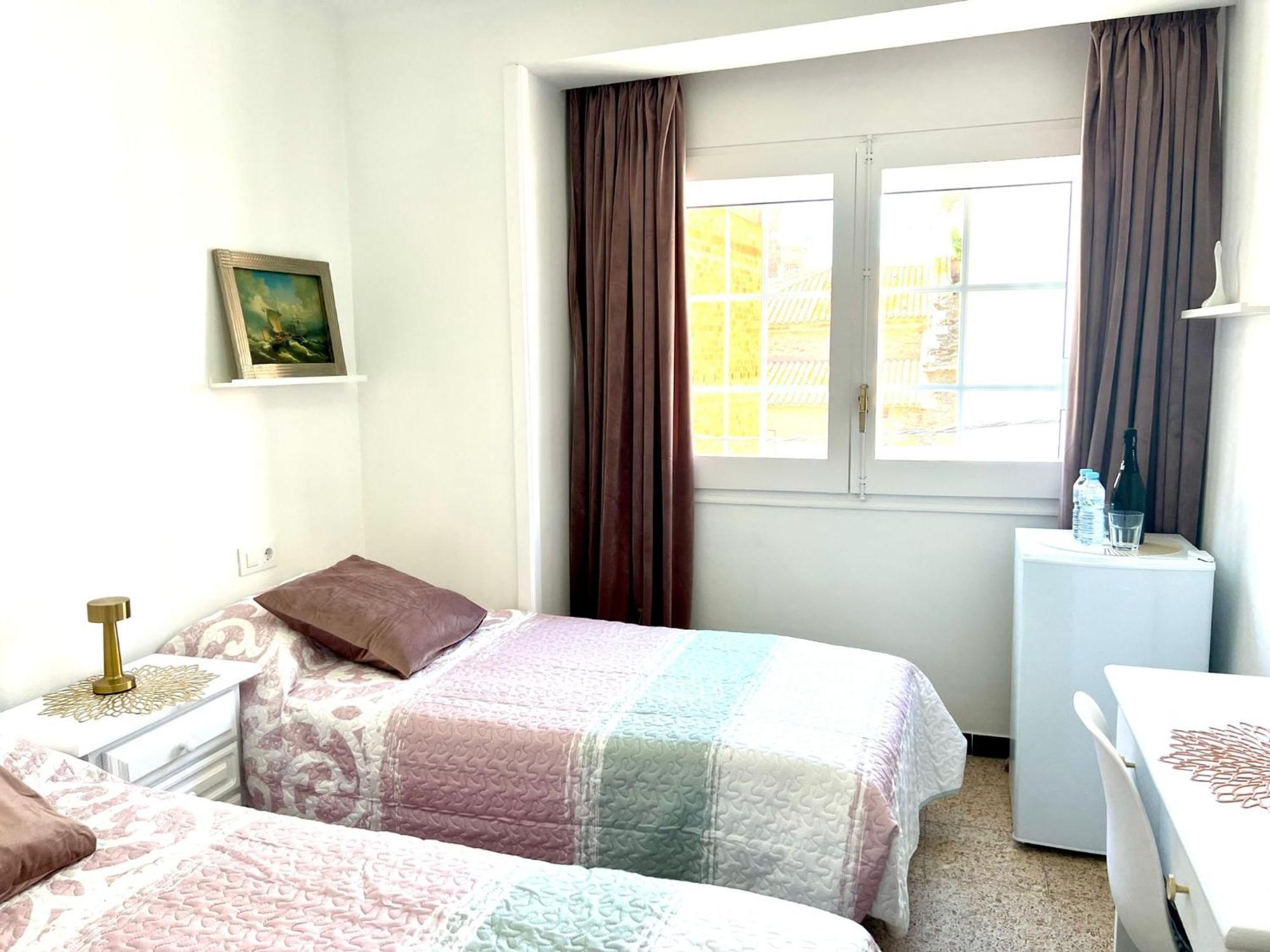 Escondite Con Terraza Compartida En La Azotea * Rosas