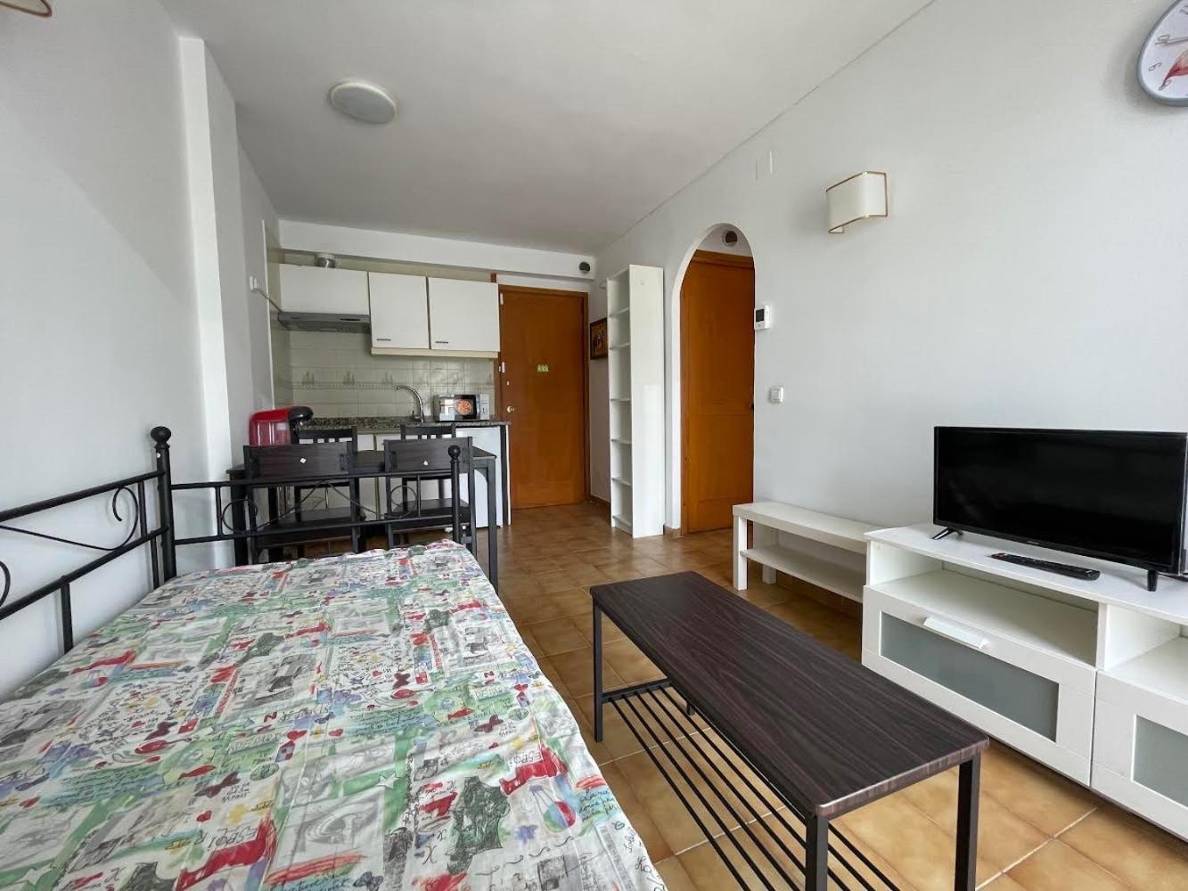 Apartamento Piso Reformado Con Terraza, Piscina, 3 Minutos De Playa De Fenals