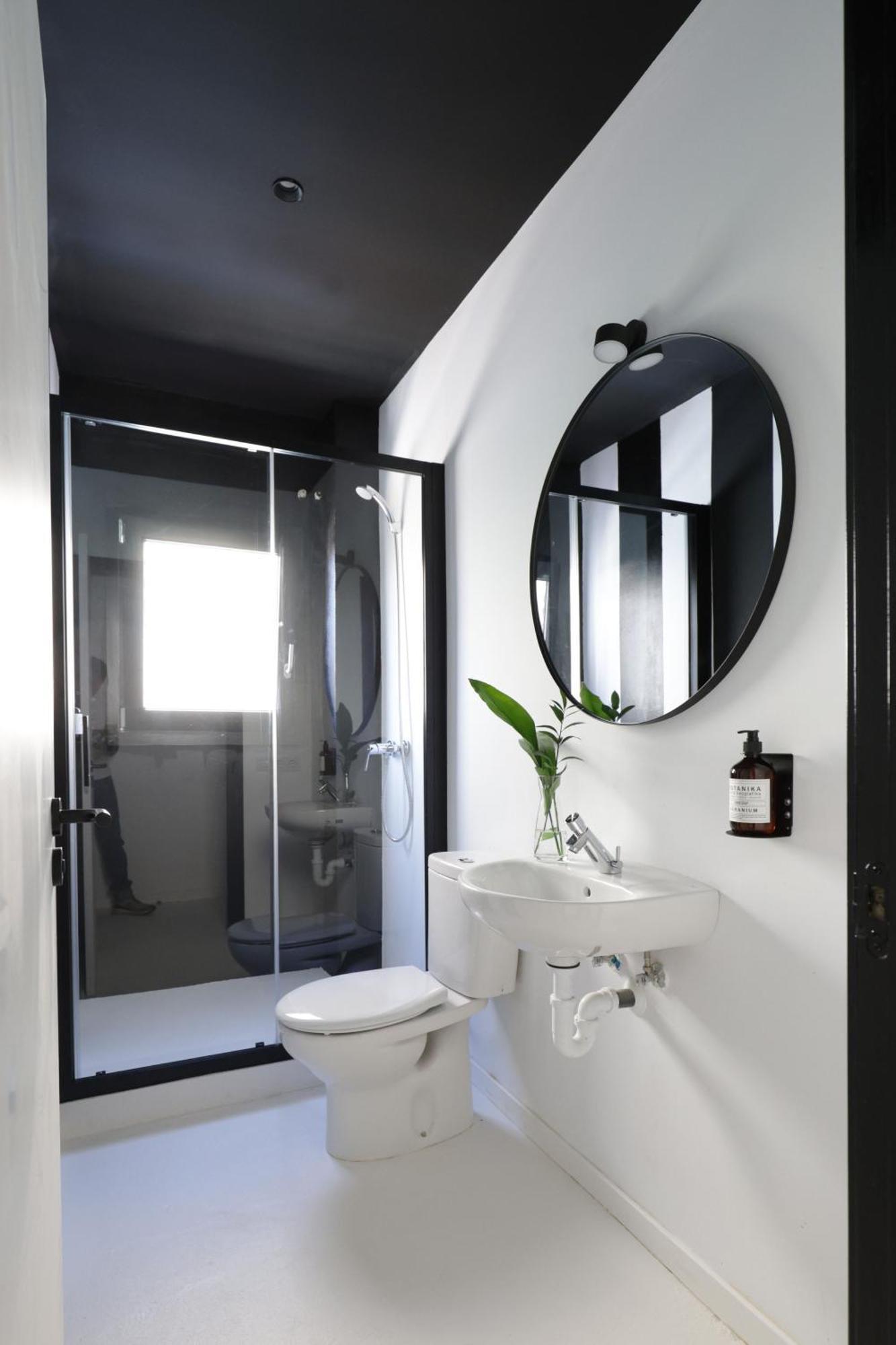 Hostal Black And White