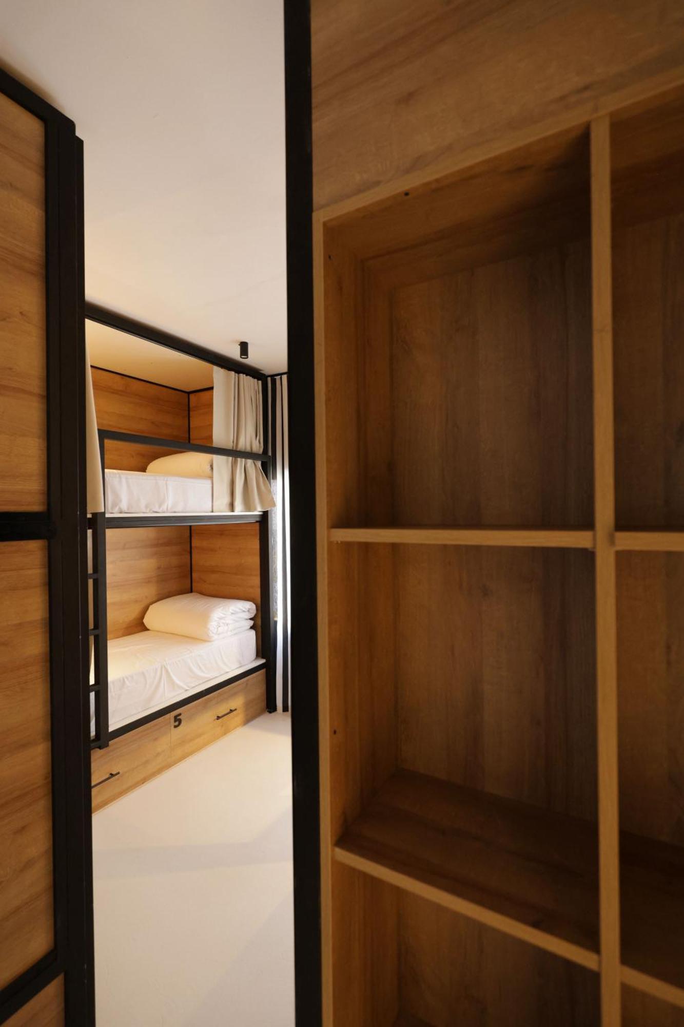 Hostal Black And White *