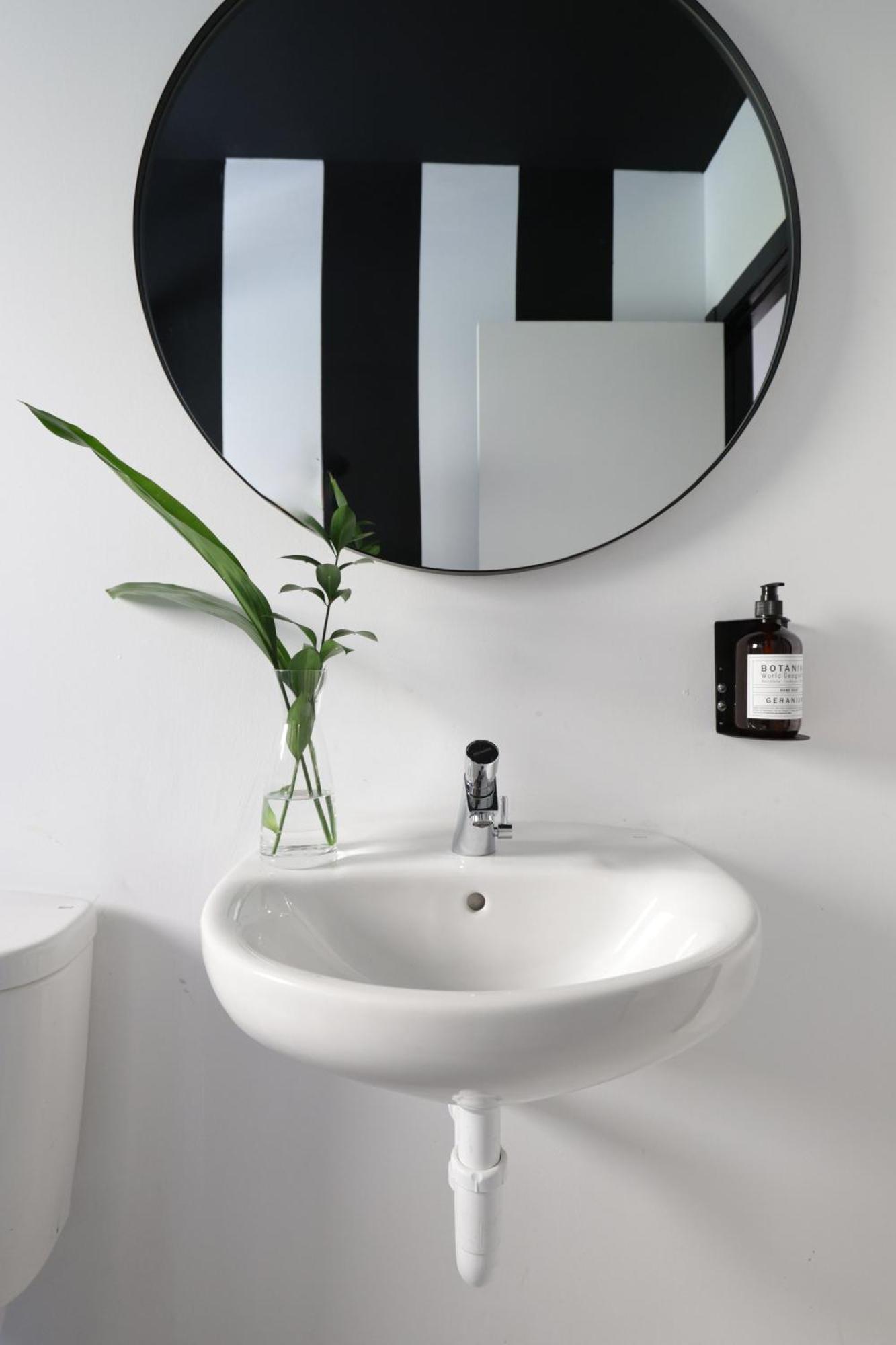 Hostal Black And White