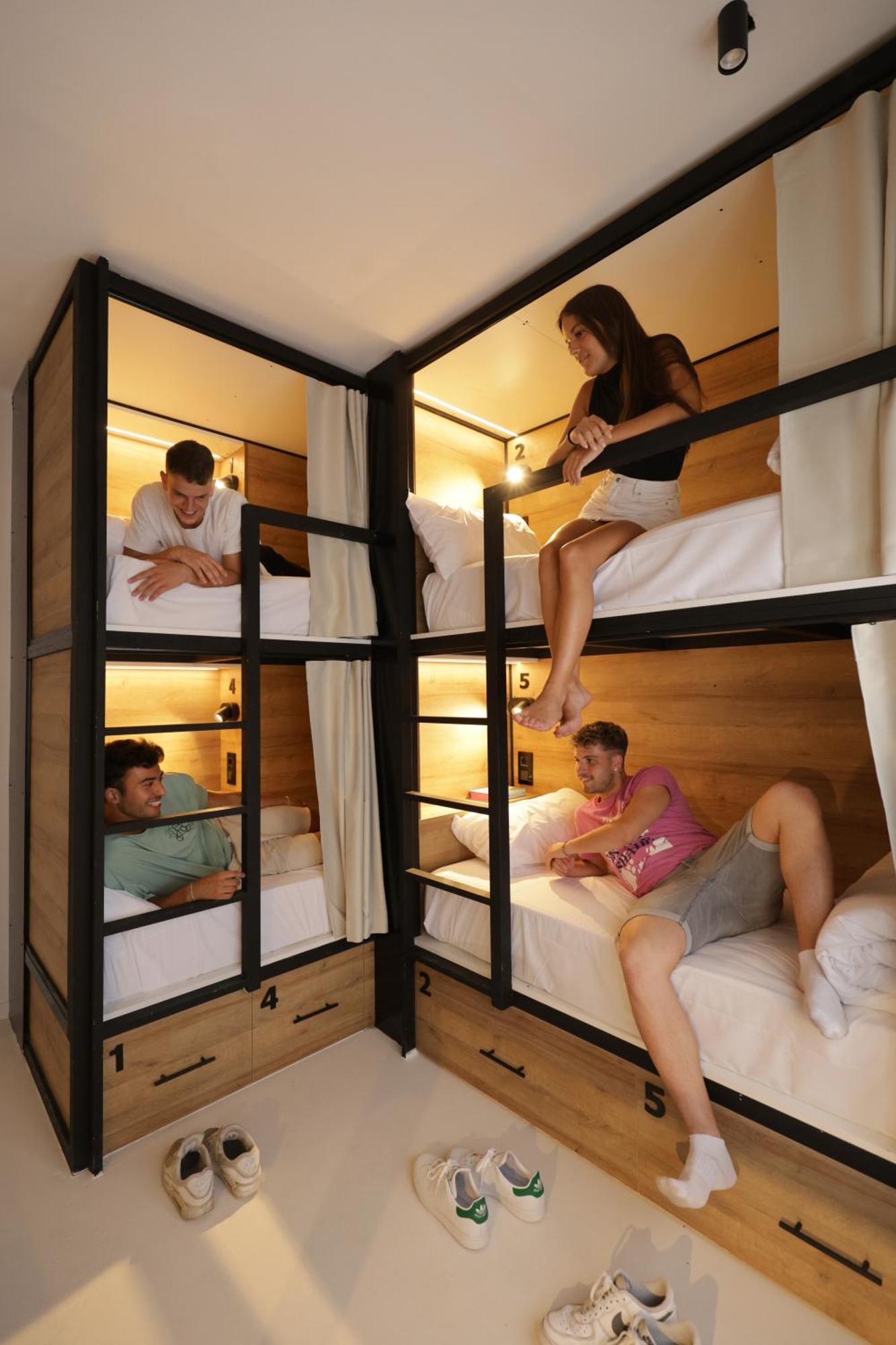 Black And White Hostal *