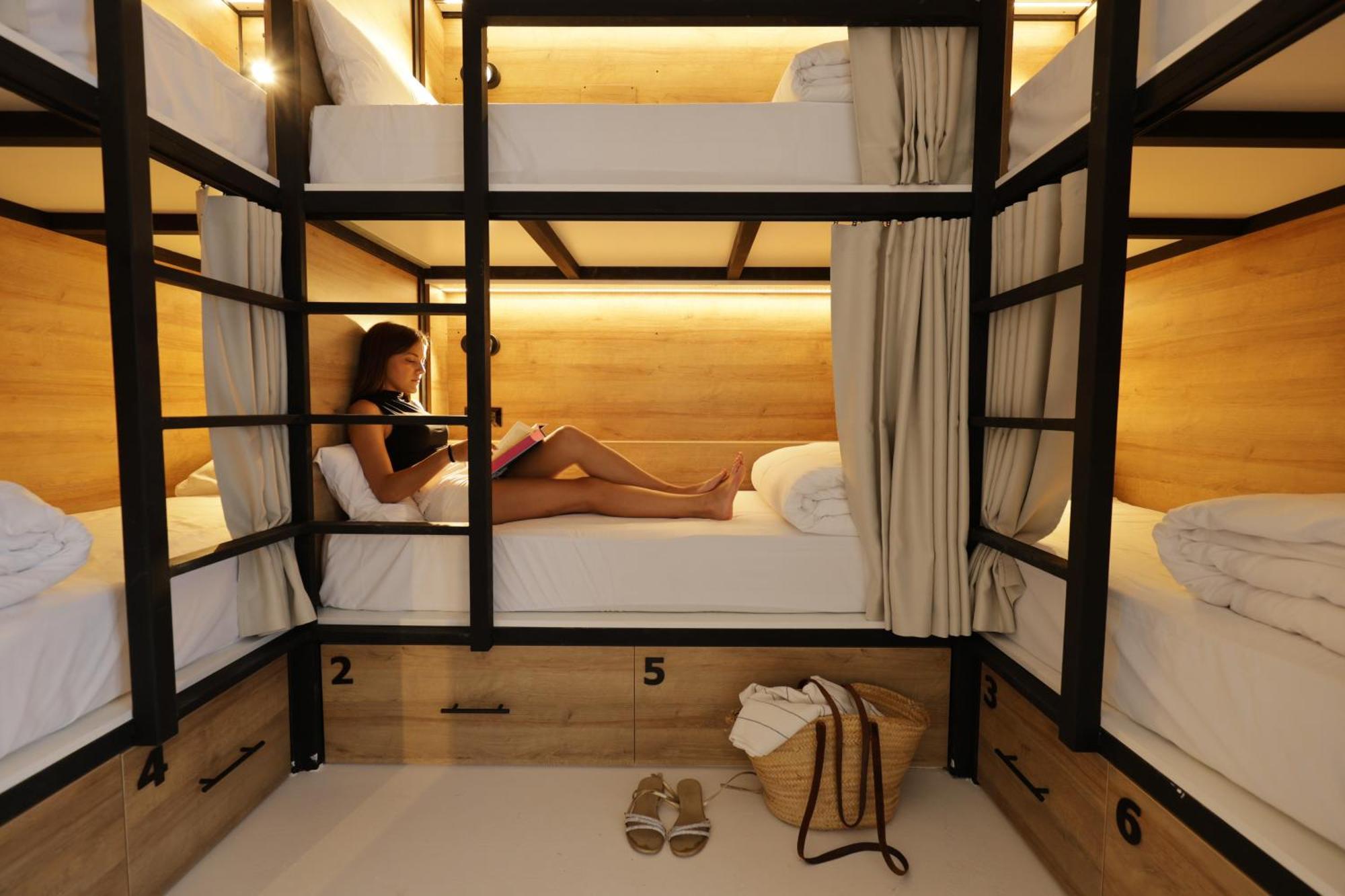 Hostal Black And White *