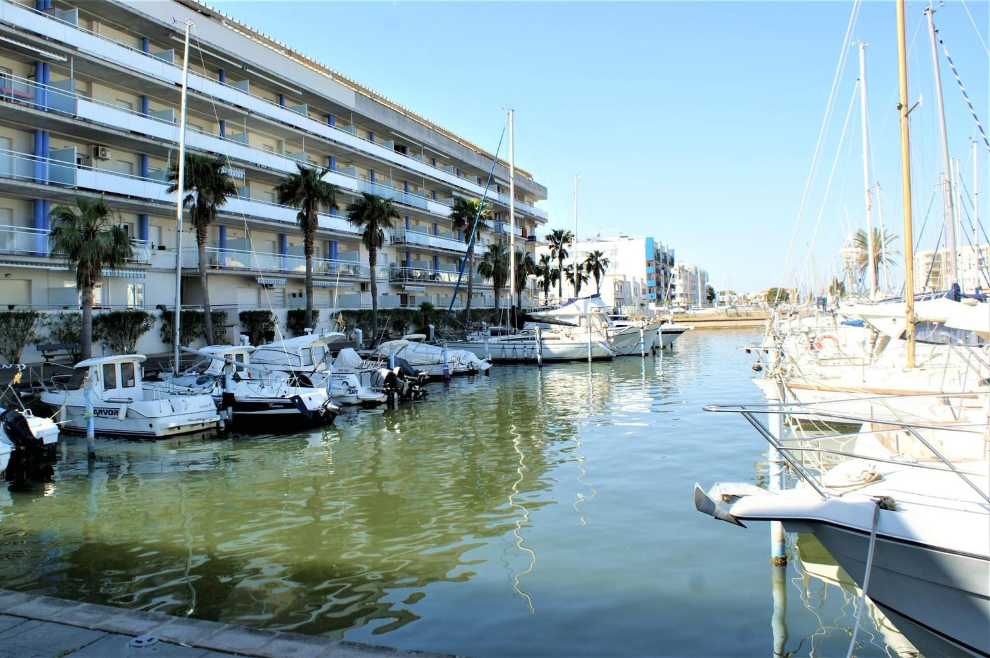 Con Vistas Al Canal En Residencia Con Piscina * Roses