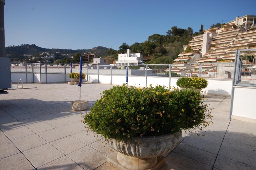 Lets Holidays Pool Terrace