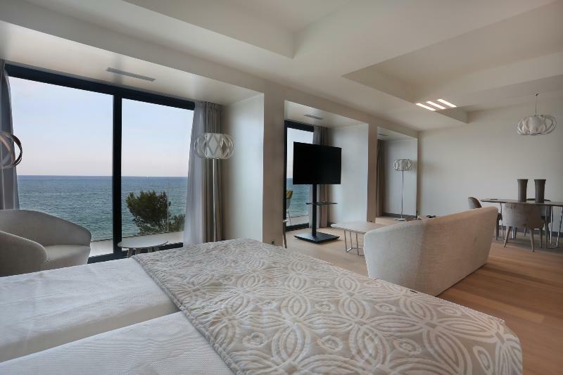 Cosmo Apartahotel 4*
