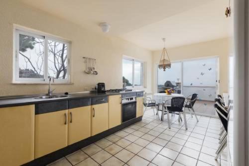 Villa -villa Sleeps 9 With Pool , Seaview, Wifi, Streamingservices