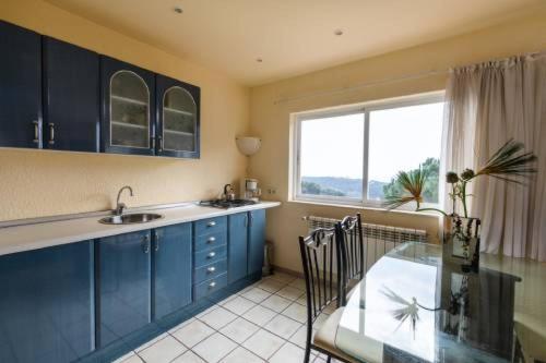 Villa -villa Sleeps 9 With Pool , Seaview, Wifi, Streamingservices *